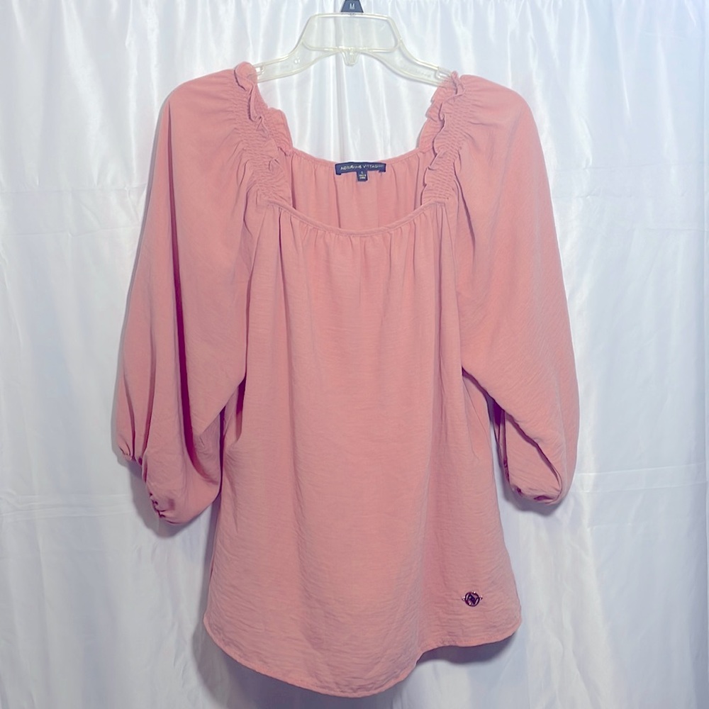 Pink top with square neck and 3/4 flowy sleeves with elastic cuffs